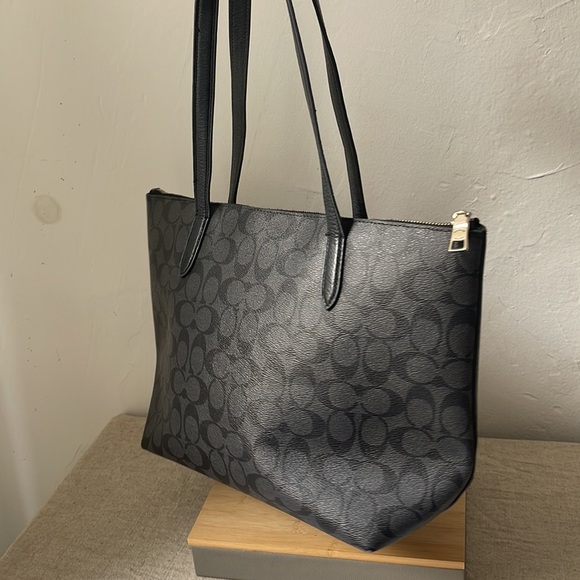 Coach rare nyc skyline - Picture 2 of 6